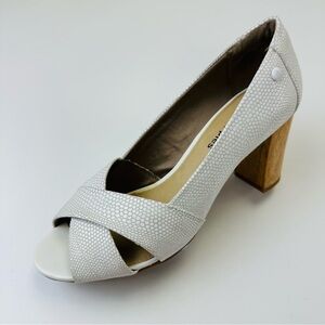 Hush Puppies white pebble Peeptoe wood stacked heel heels Size 7 Medium